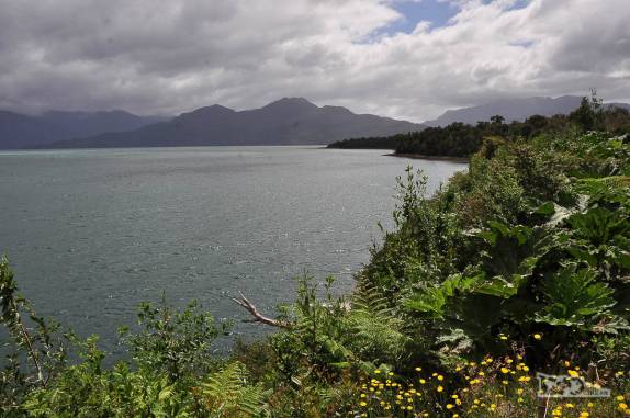 O belo lago Las Torres, na Carretera Austral, ao norte de Coyhaique. Foi em um mirante com vista para esse lago que lanchamos durante a viagem de hoje pelo sul do Chile